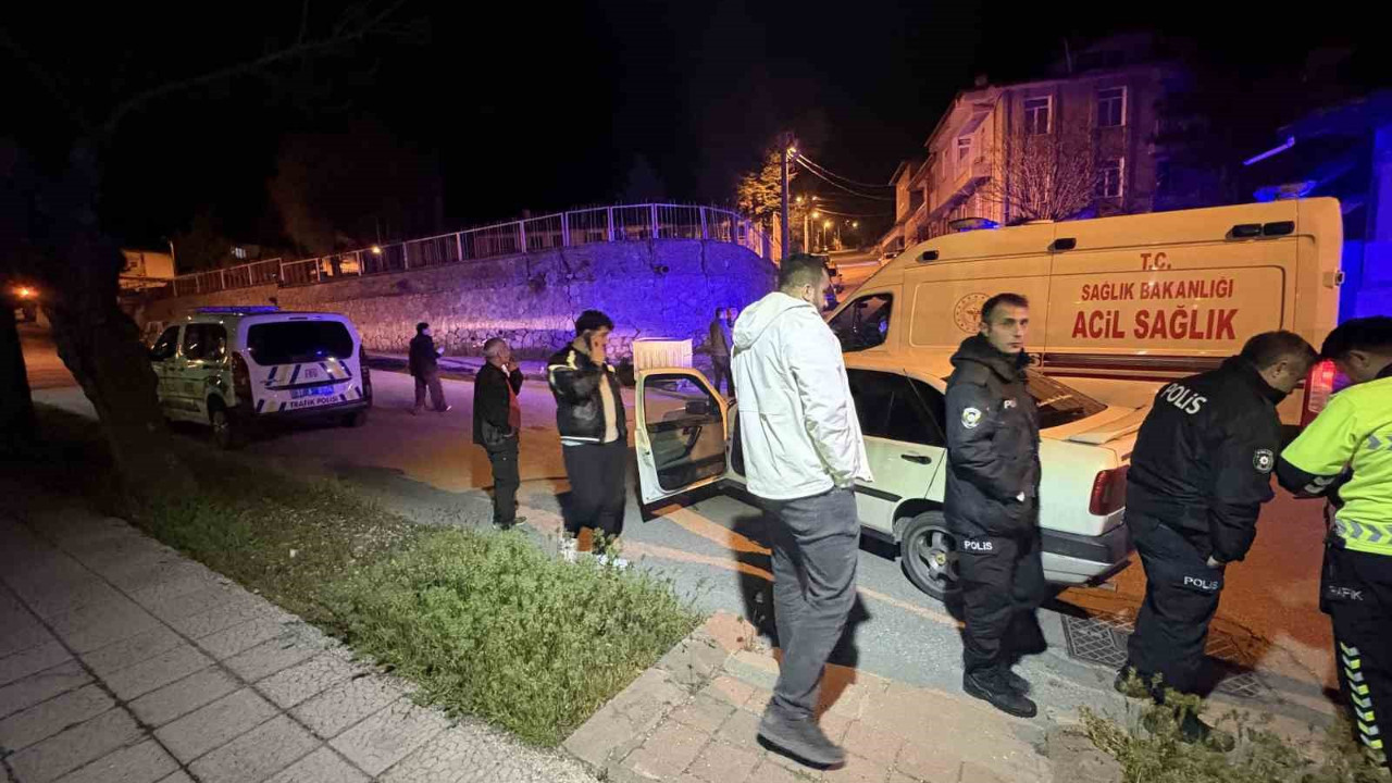 Kendilerini uyaran adamı darp eden şahıslar otomobili bırakıp kaçtı