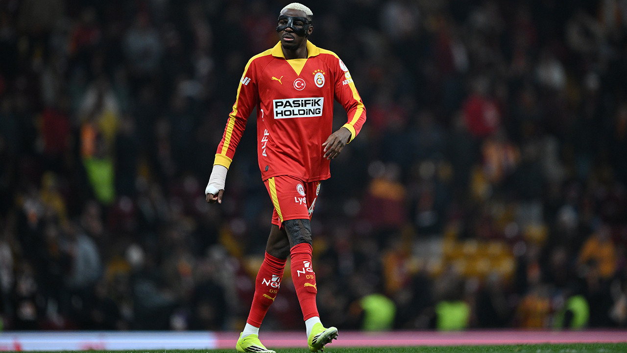 Maç sonu hakemin üzerine yürüyen Osimhen kart gördü