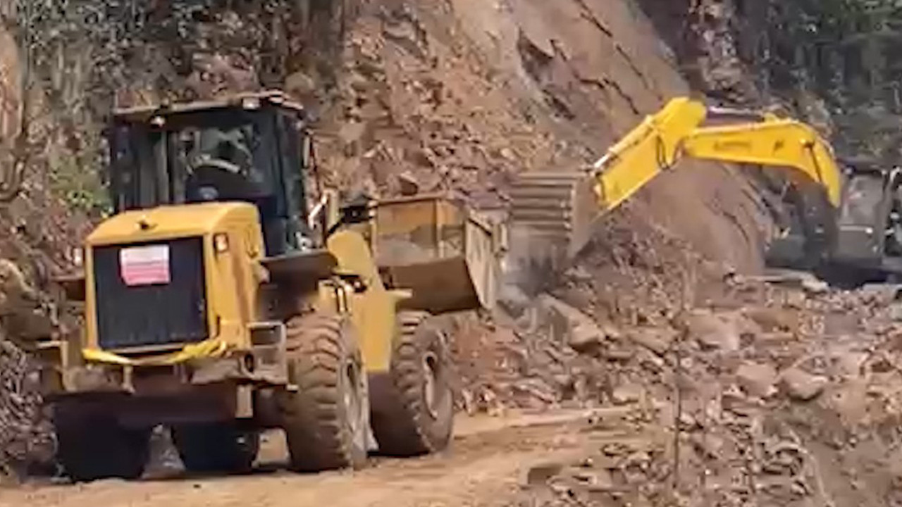 Saniyelerle gelen kurtuluş: Rize’de heyelan operatörü yutuyordu