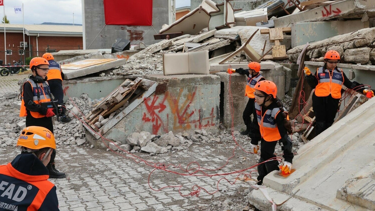 5.5’lik depremi onlar yönetti: Ezberleri bozuldu: İzmir’de komuta çocuklarda