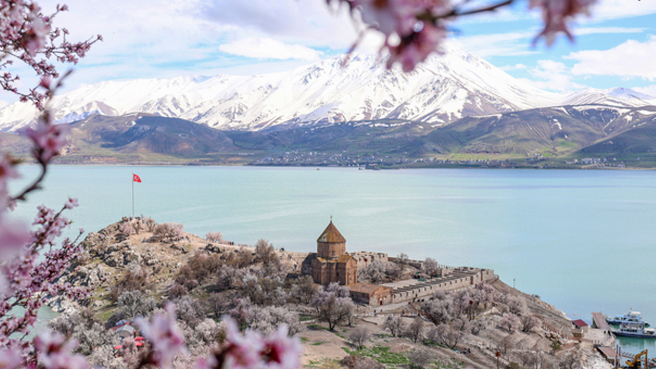 Akdamar Adası badem ağaçlarıyla renklendi