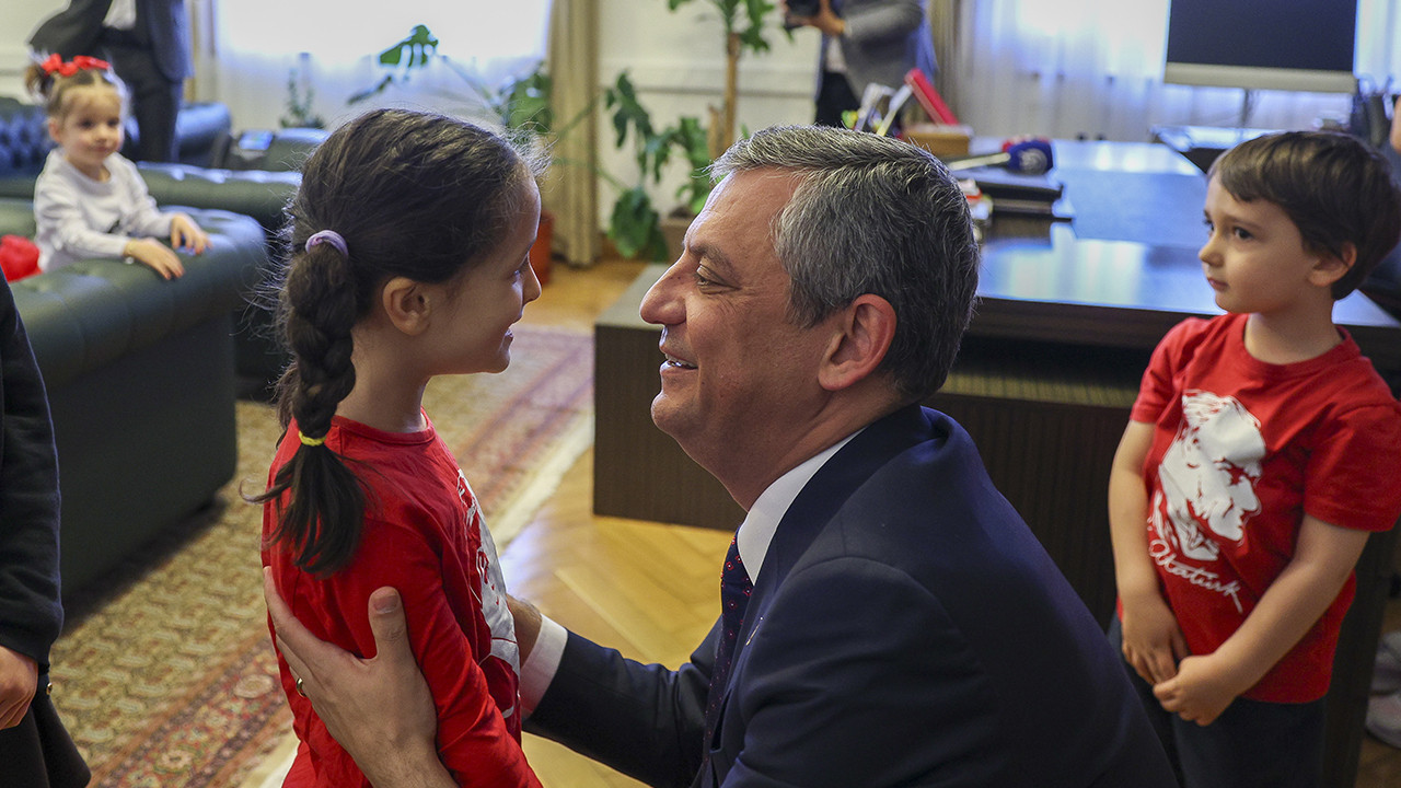 CHP lideri, koltuğunu küçük depremzedeye emanet etti