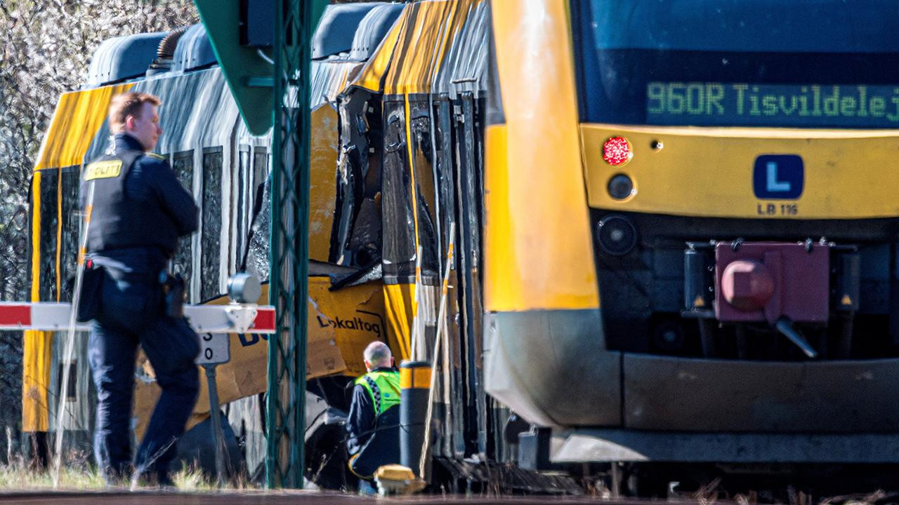 Danimarka'da iki tren kafa kafaya çarpıştı: Kazada 17 kişi yaralandı