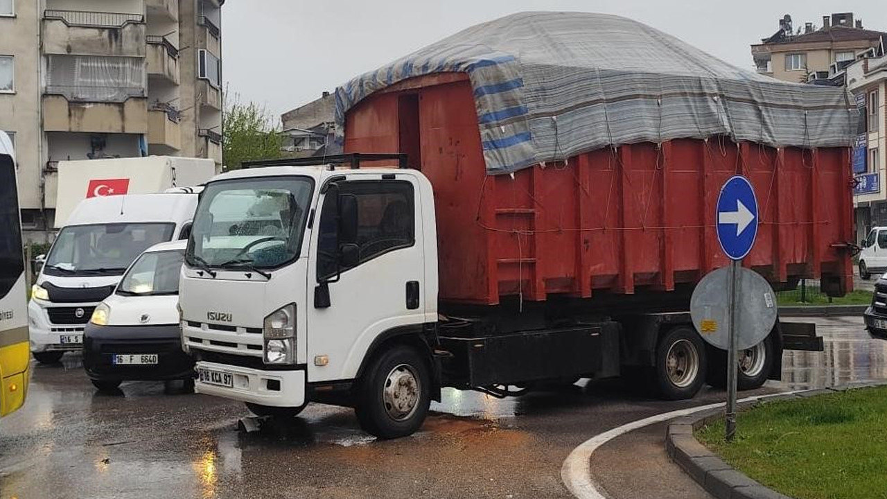 Faciaya ramak kala: Kamyon ve servis çarpıştı 4 ki…