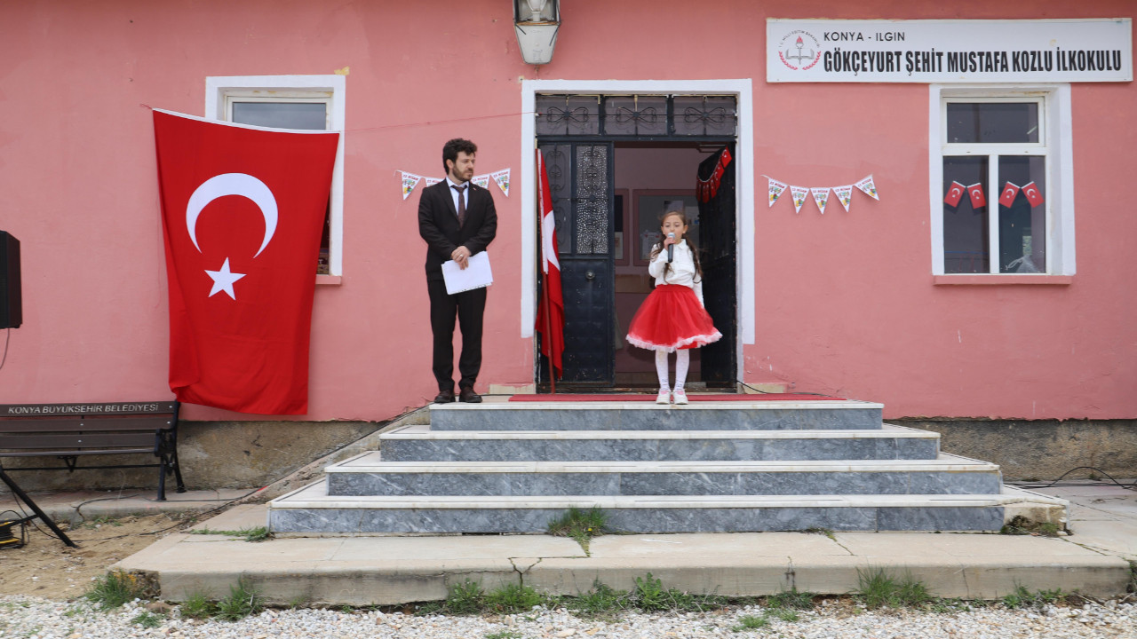 Bir öğretmen bir öğrenciyle 23 Nisan coşkusu