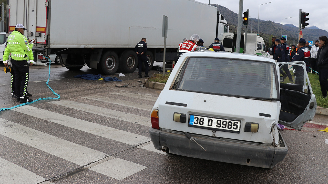 Korkunç kaza... Tırın altında kaldılar: 10 aylık bebek can verdi