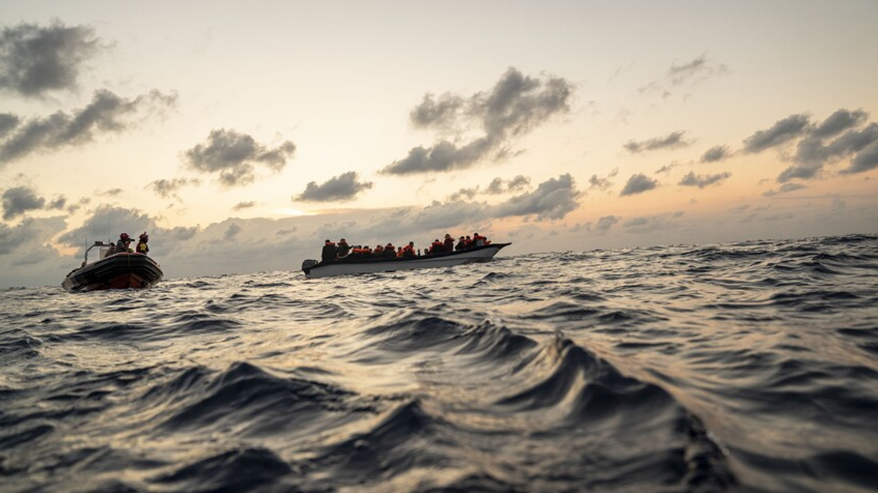 Libya açıklarında 404 kaçak göçmen kurtarıldı