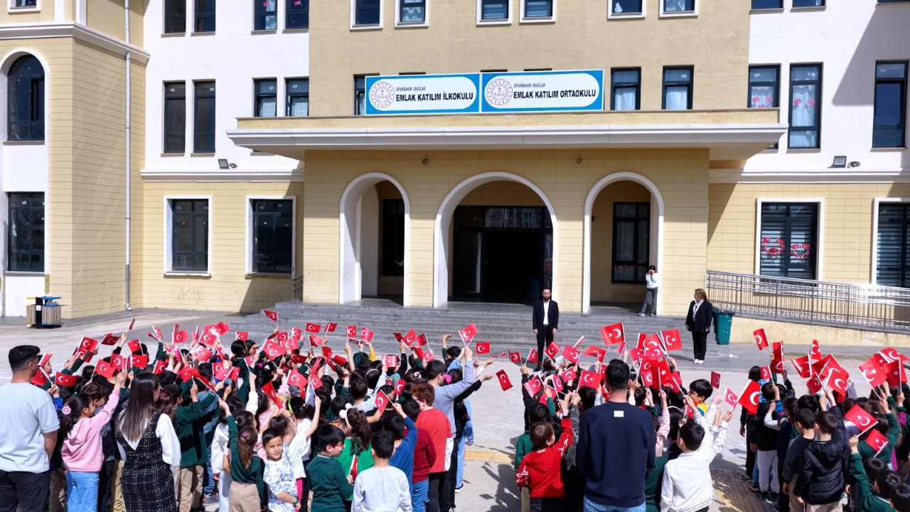 Murat Kurum 23 Nisan'ı böyle kutladı: O okulu paylaştı