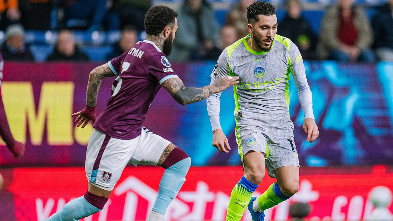 Premier Lig'de Manchester City Burnley'i küme düşürüp liderliğe oturdu