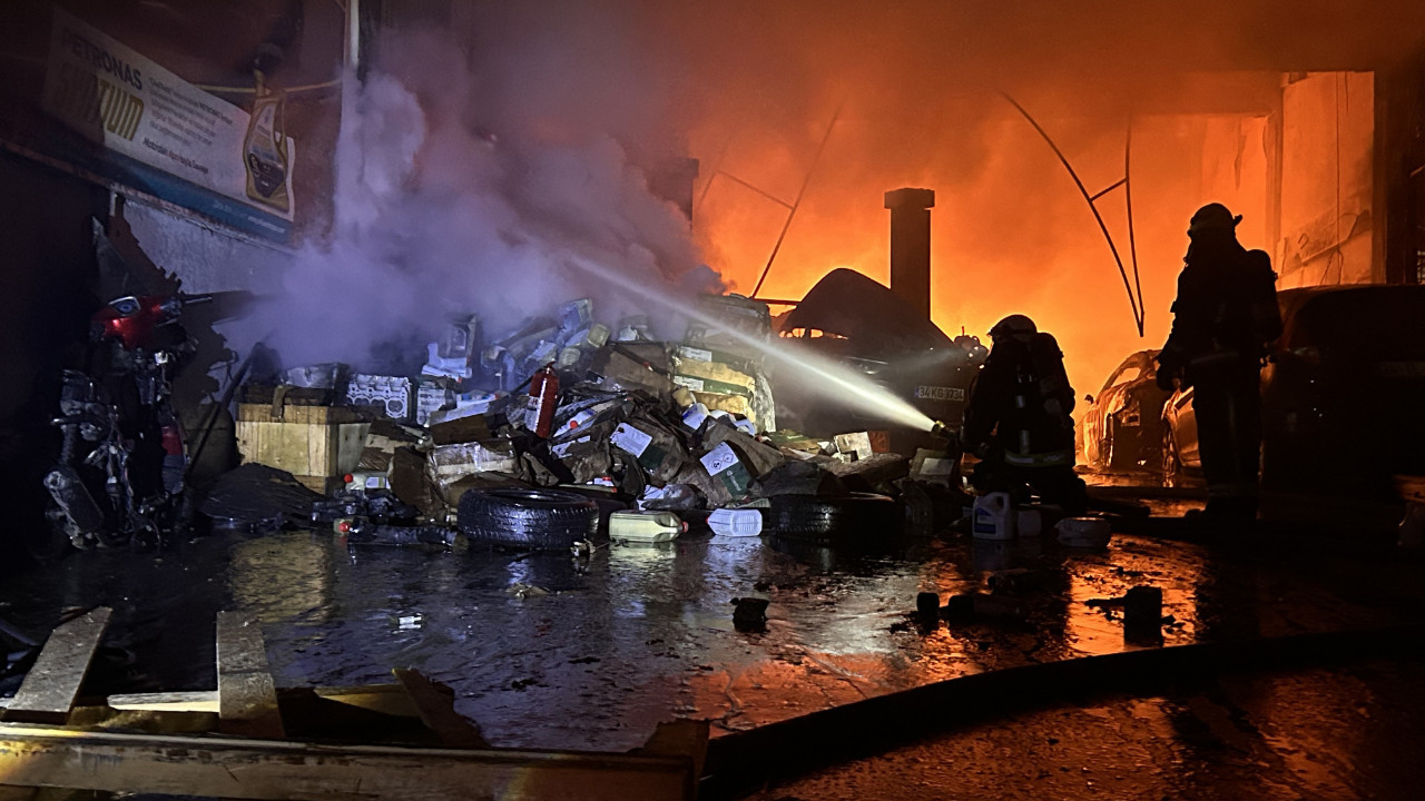 Tamirhanede çıkan yangın yan dükkanlara sıçradı: 5 araç küle döndü