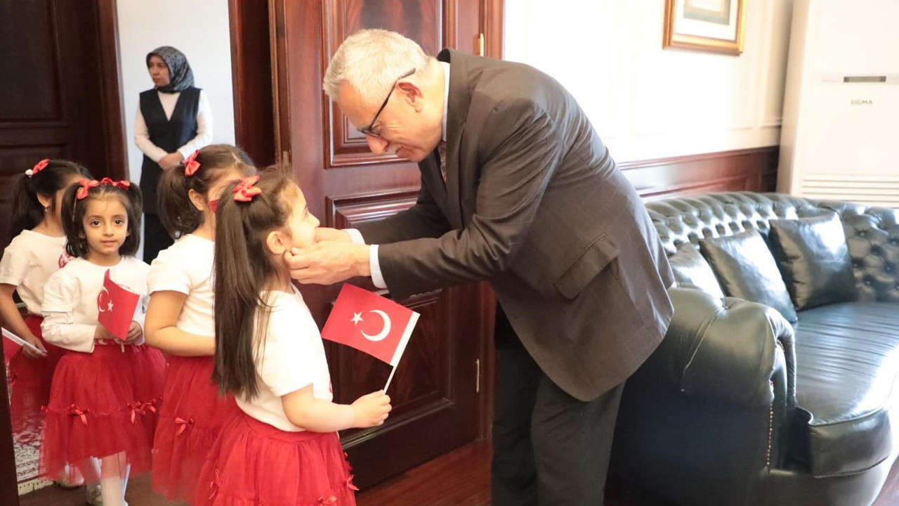 Anasınıfı öğrencileri Başkan Arslan’ı ziyaret etti: 23 Nisan coşkusu makama taşındı