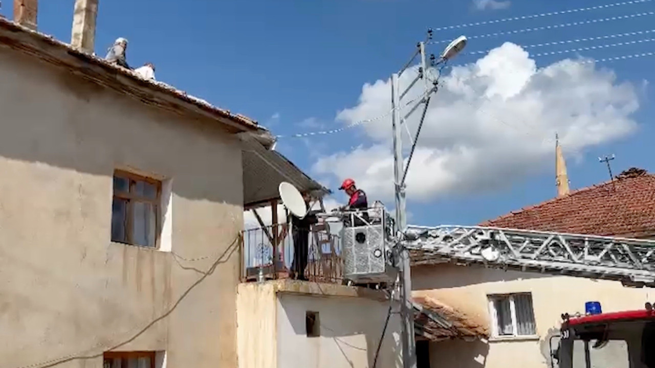 Baca temizlerken baygınlık geçirdi: Çatıdan itfaiye indirdi