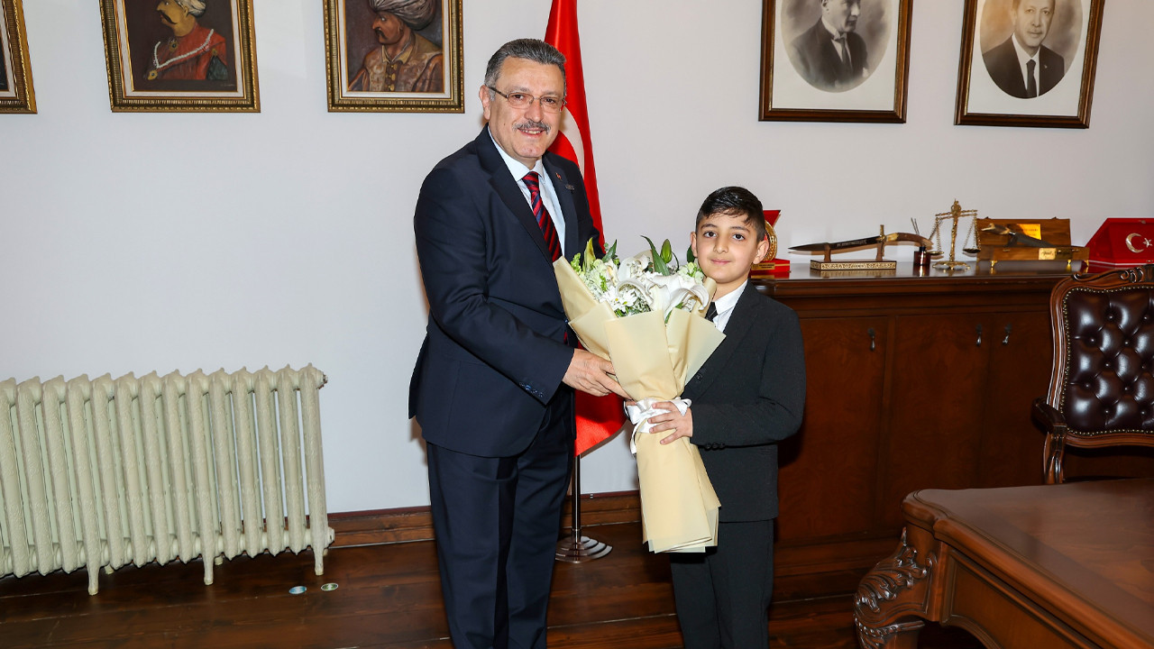 Başkan Genç, koltuğunu minik Hamza’ya devretti