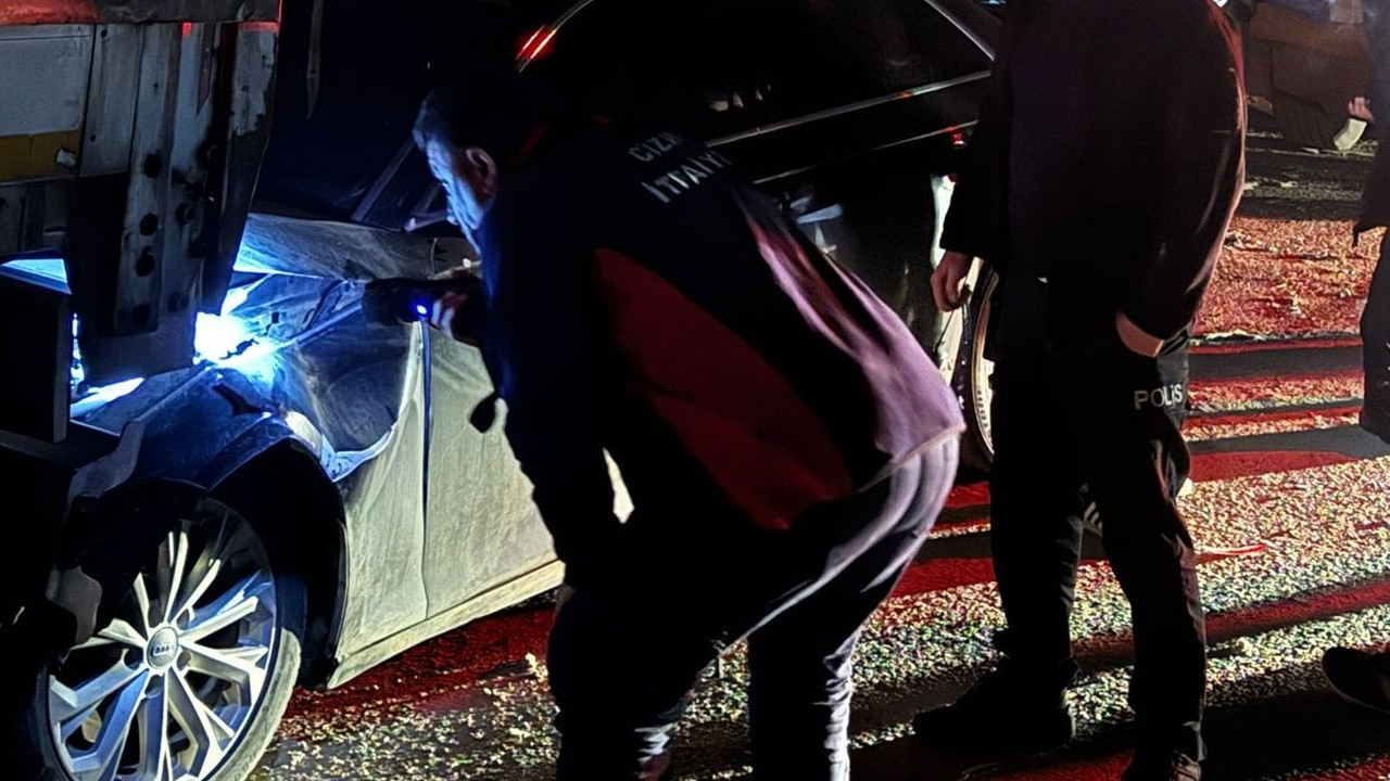 Cizre’de iki tır arasında sıkışan otomobil kağıt gibi ezildi: 1 yaralı