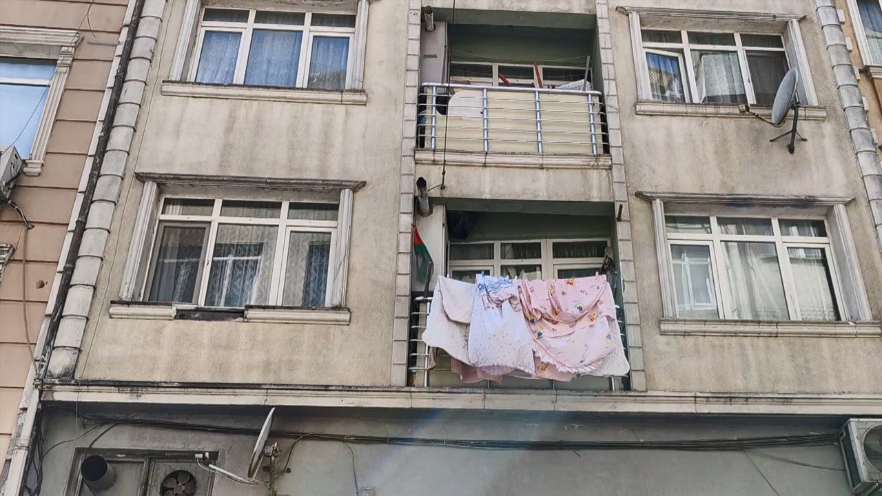 Çocuğun penceredeki oyunu hastanede bitti: Fatih’te yürekleri ağza getiren olay