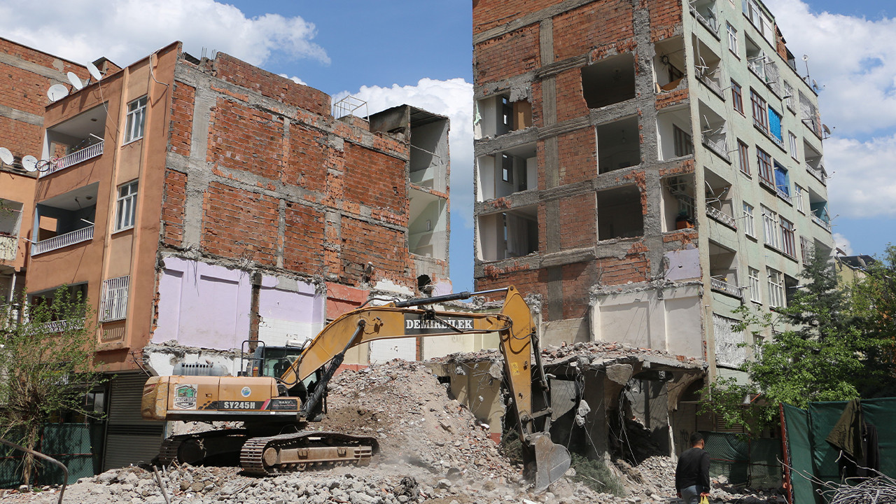 Yıkım sırasında yandaki sağlam bina da hasar aldı