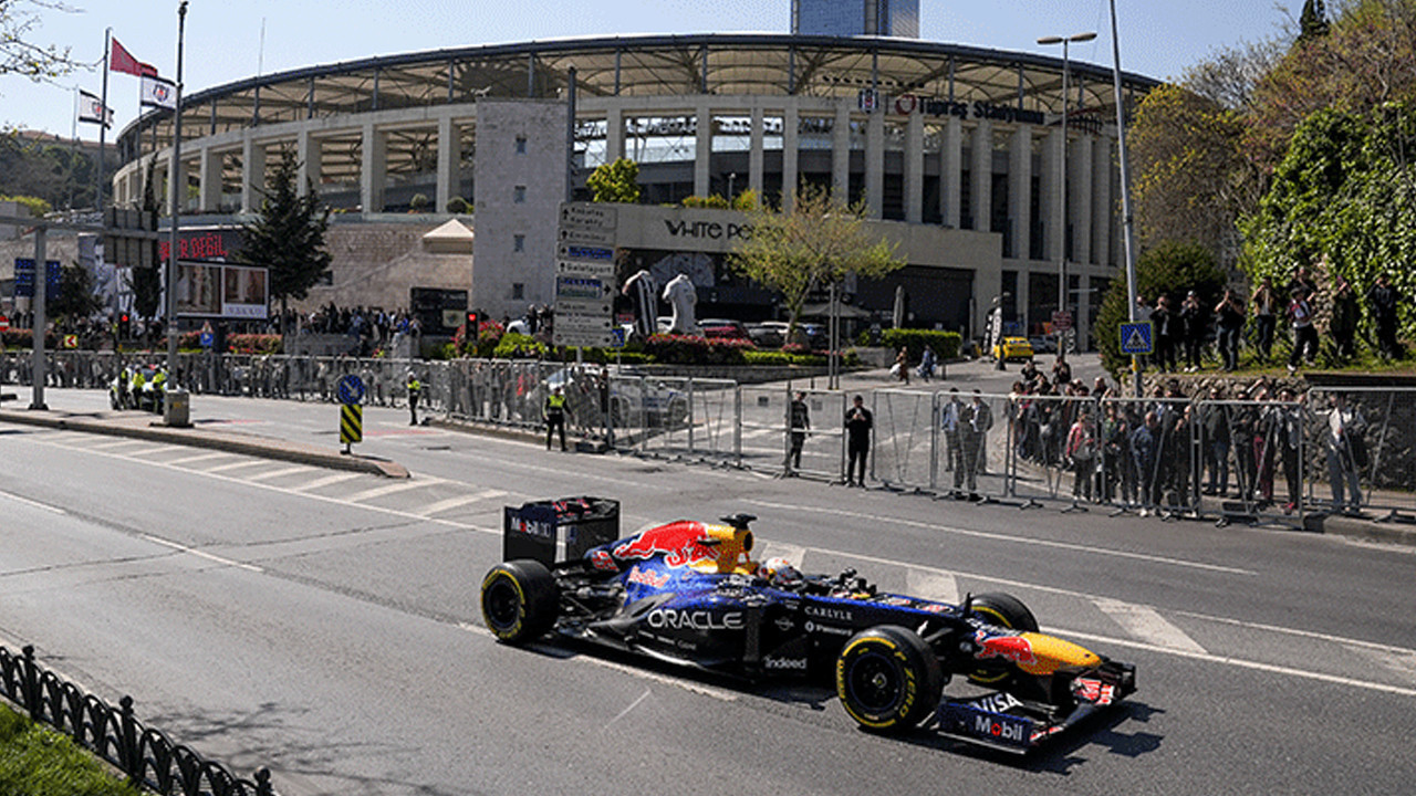 Formula 1 yeniden İstanbul'da; Yuki Tsunoda’dan, İstanbul sokaklarında gösteri sürüşü
