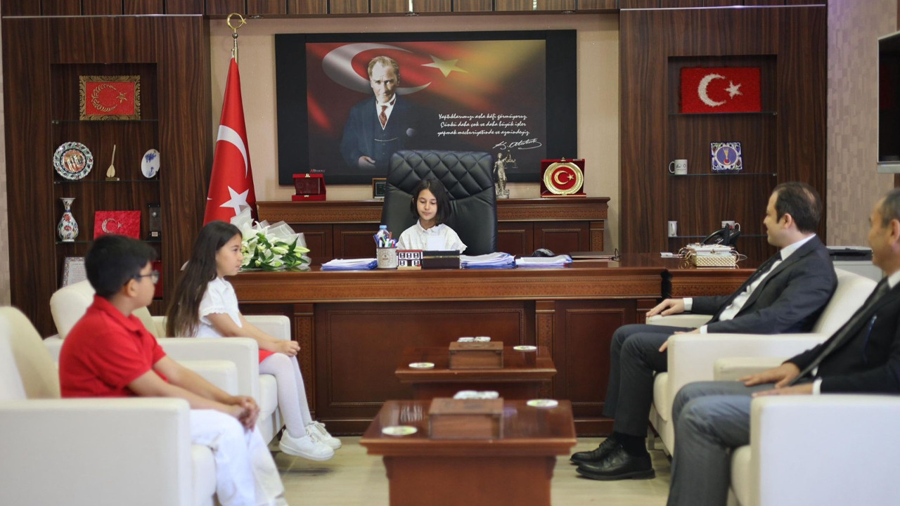 Kaman Kaymakamı Engin Tok, 23 Nisan’da makamını öğrenci Elif Kılıç’a devretti