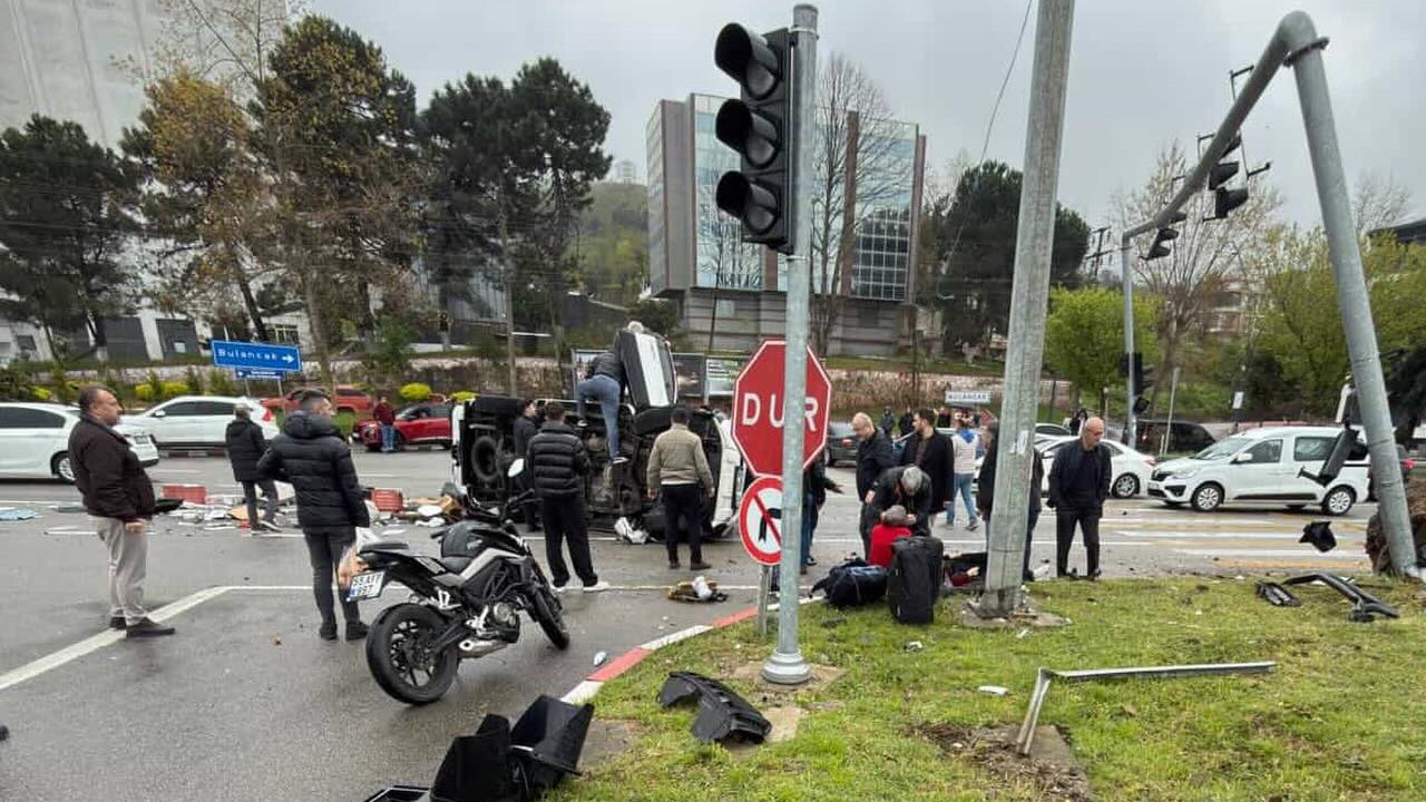 Kamyonet direğe ok gibi saplandı: Karadeniz sahil yolunda dehşet