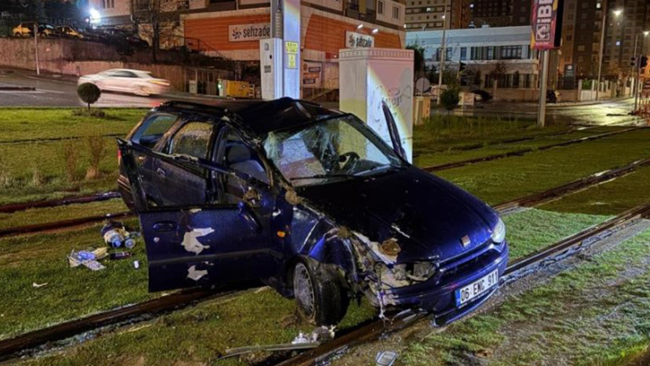 Otomobil tramvay yoluna girdi: 1 yaralı