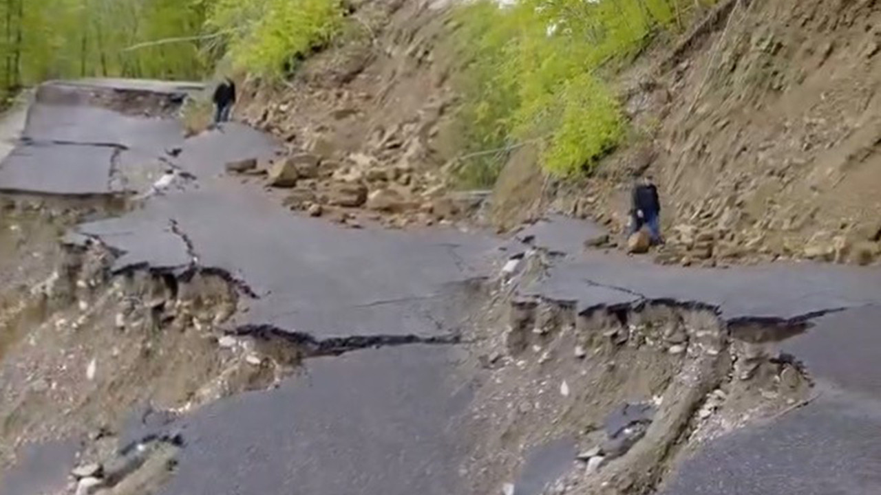 Sinop’ta heyelan yol ulaşıma kapandı