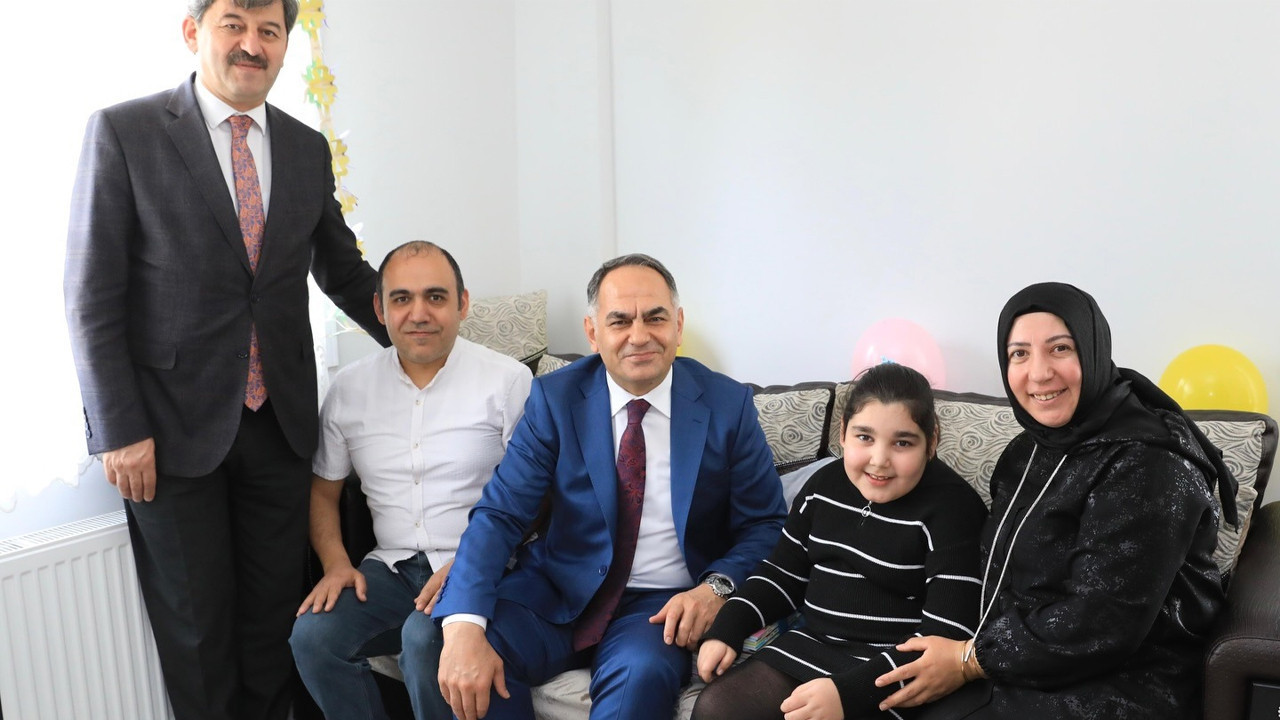 Vali Çakırtaş, kitap fuarına katılamayan öğrencileri evlerinde ziyaret etti