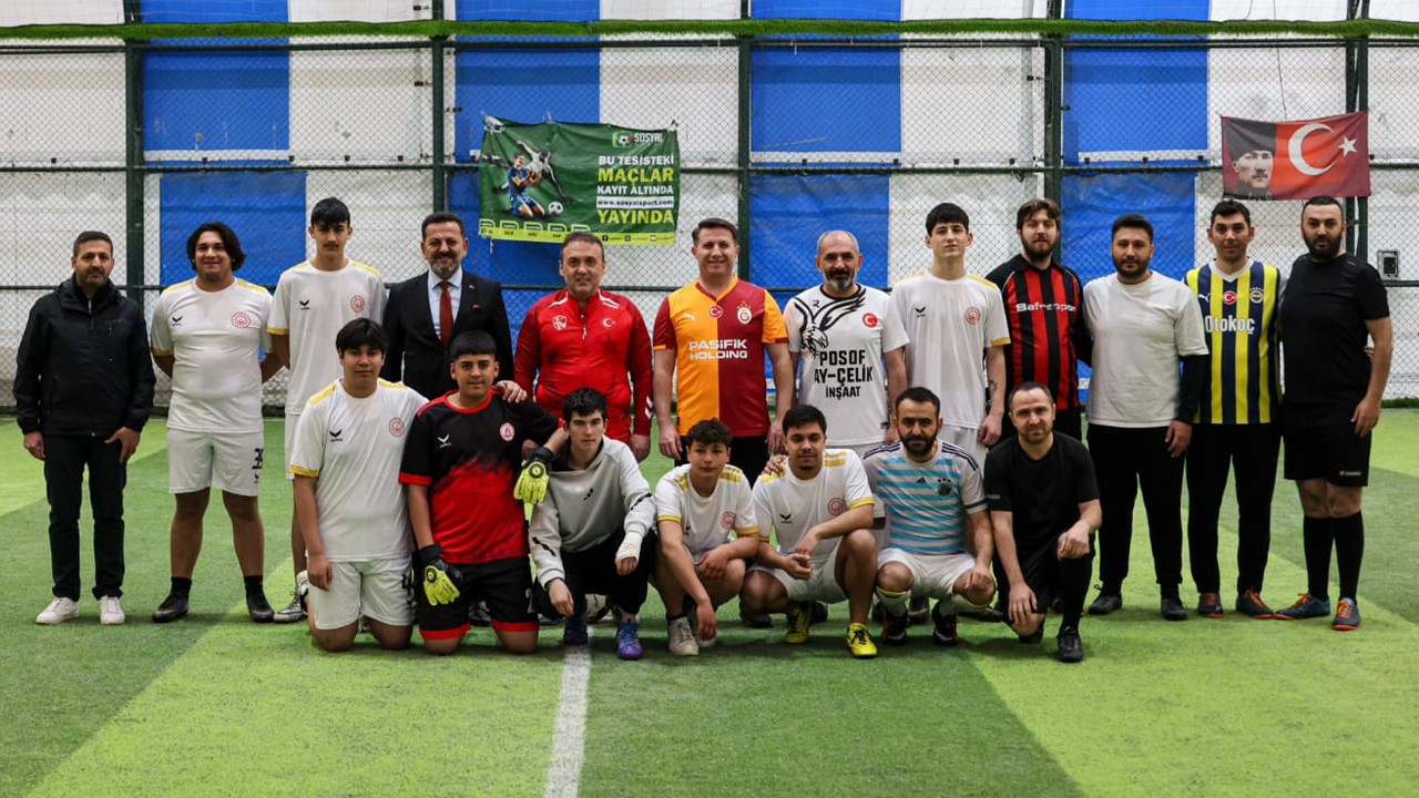 Vali Sözer çocuklarla birlikte sahaya indi