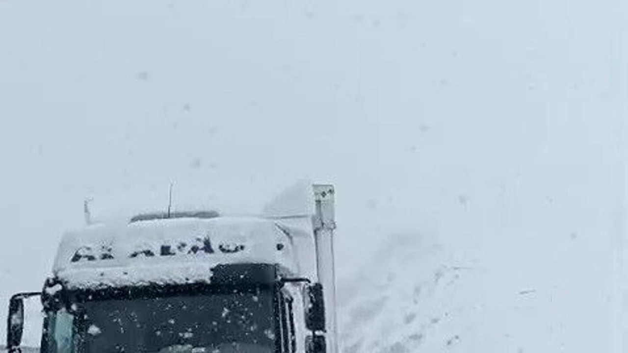 Erzurum'da baharda yağan kar ulaşımı aksattı