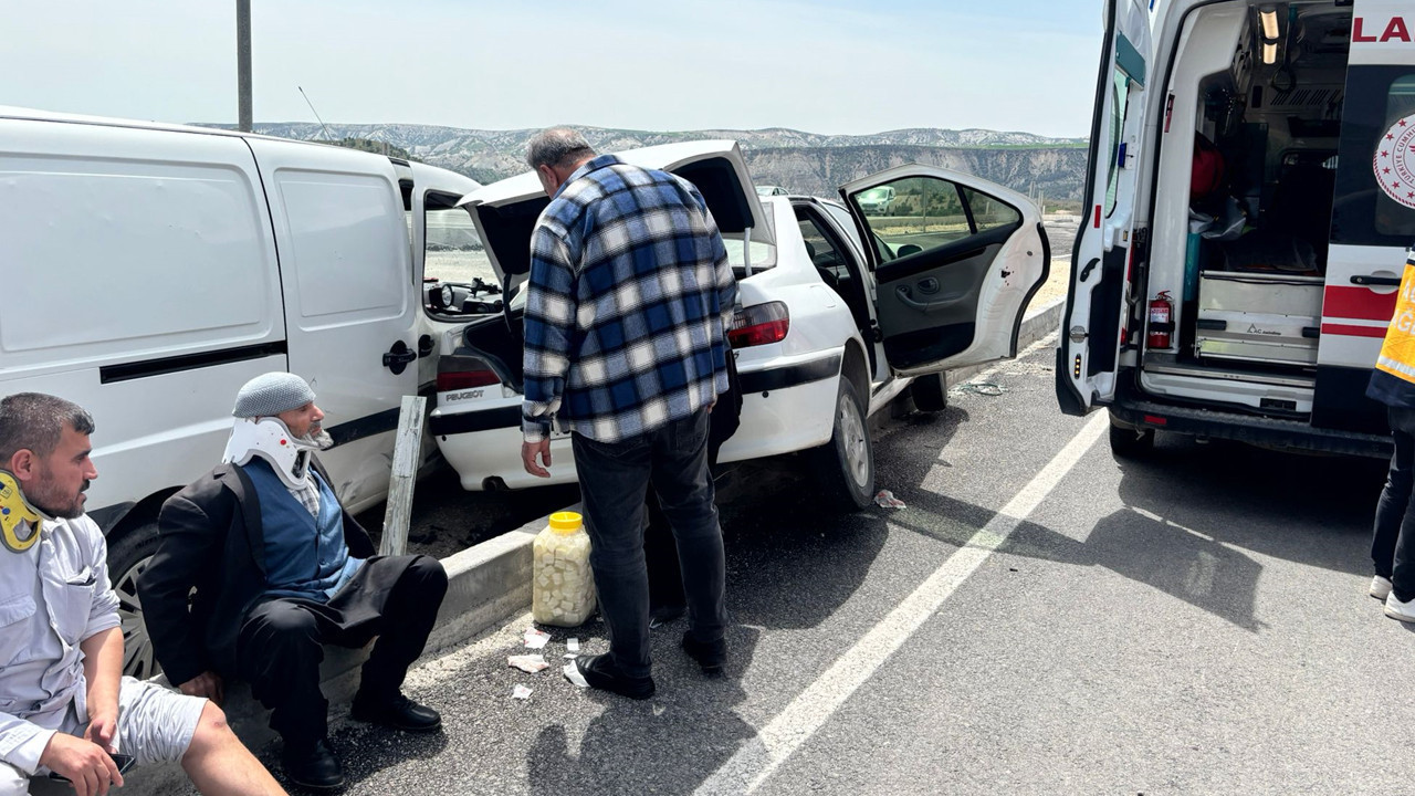 İki otomobil kafa kafaya çarpıştı: Ortalık savaş alanına döndü: 6 yaralı