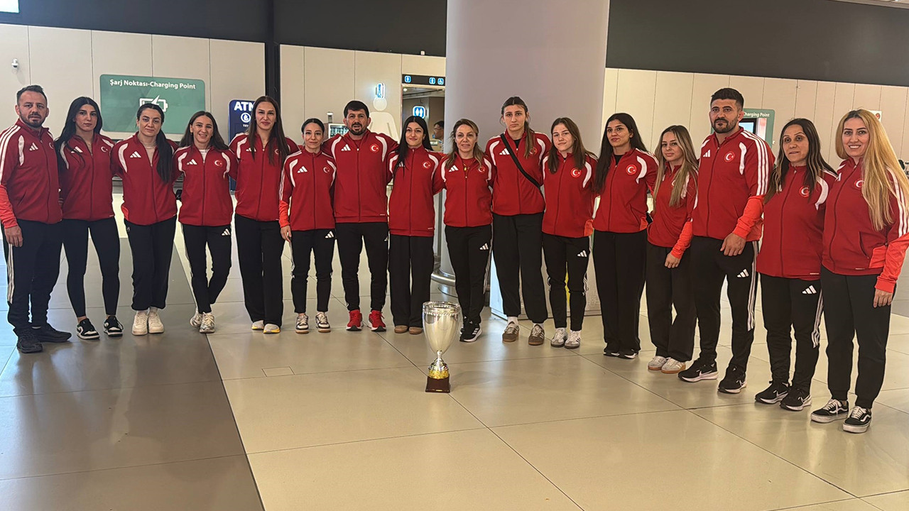 Kadın Güreş Milli Takımı Avrupa ikinciliğiyle yurda döndü