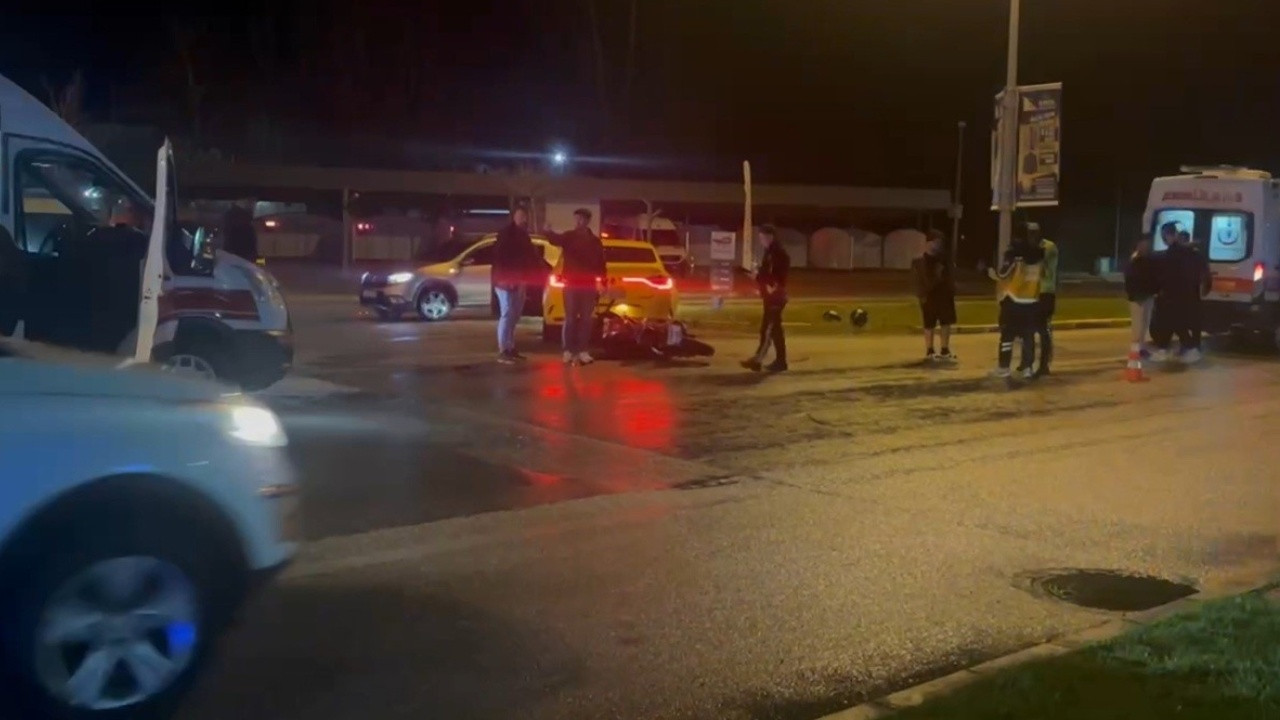 Motosiklet ile taksi çarpıştı: 2 yaralı