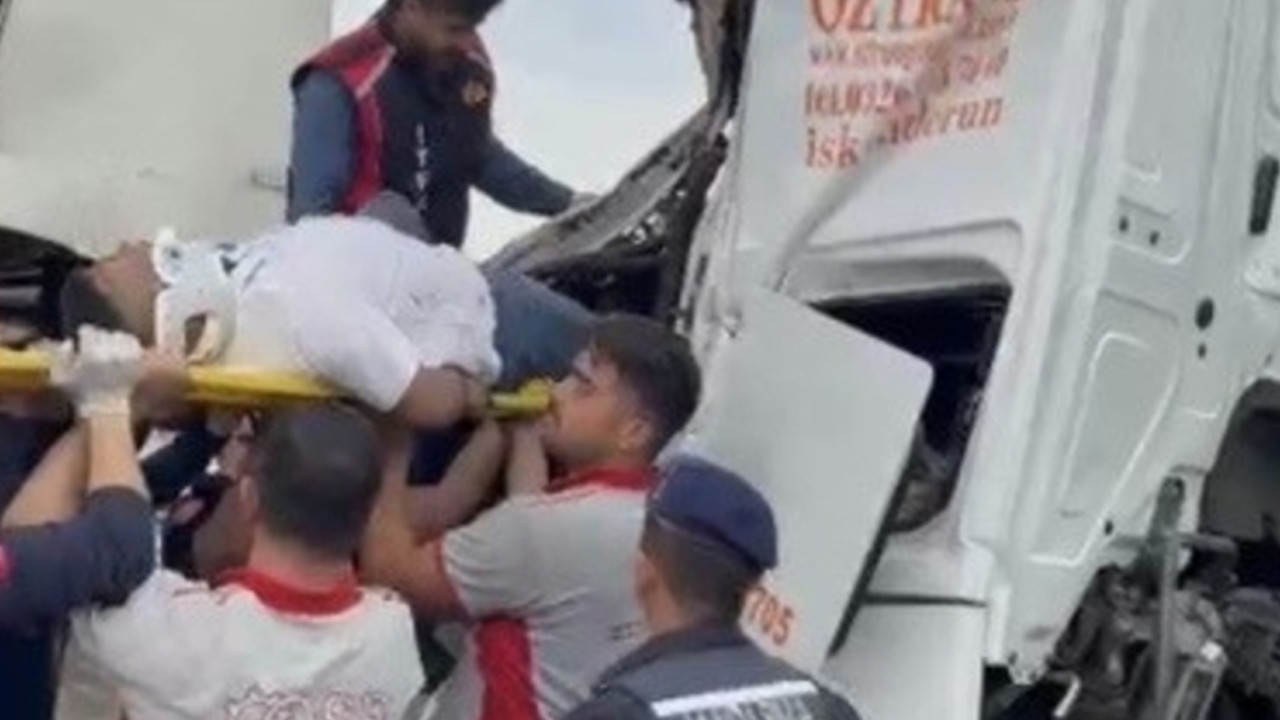 Osmaniye’de tır OSB giriş kapısına çarptı, sürücü kabinde sıkıştı