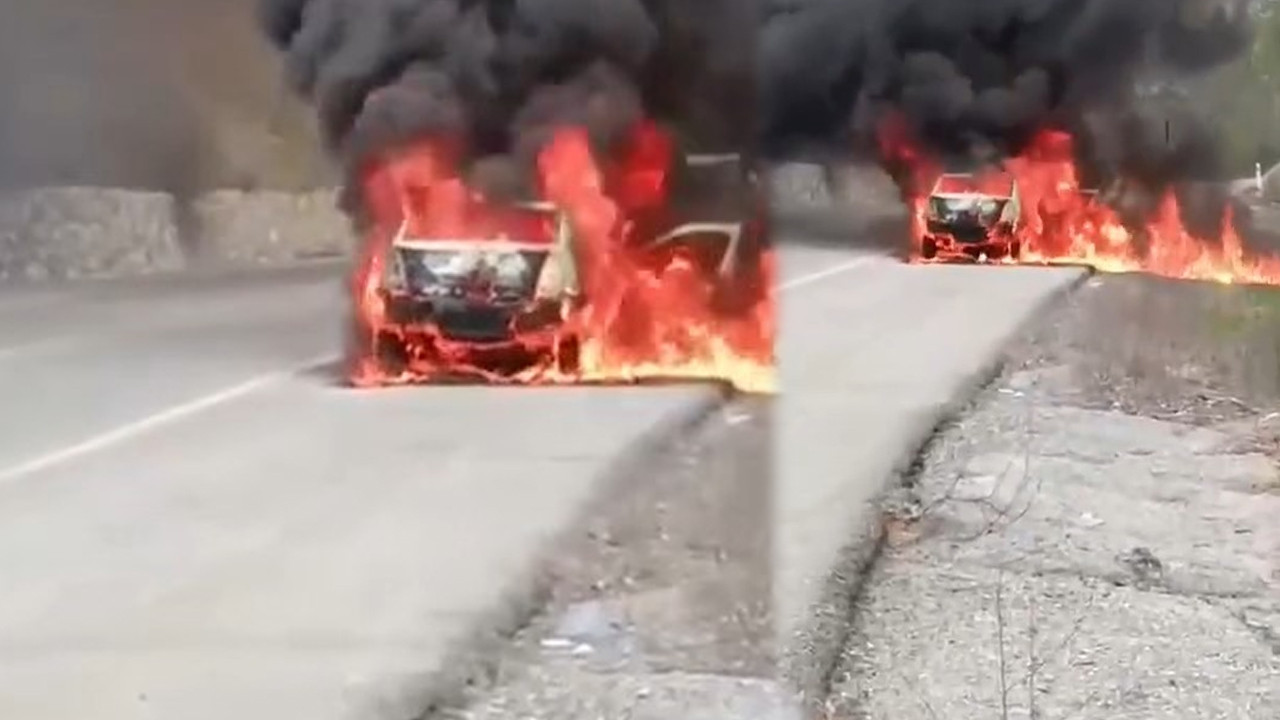 Otomobil alev topuna döndü: Ölümden saniyelerle kurtuldular