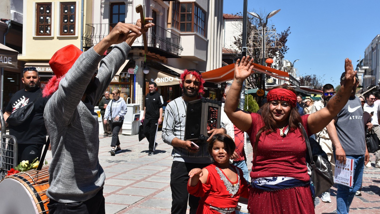 Rengarenk kıyafetler, kıvrak danslar