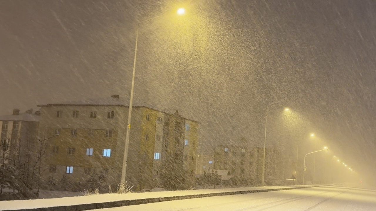 Sarıkamış’a kış geri döndü: Kar kalınlığı 15 santimetreyi aştı