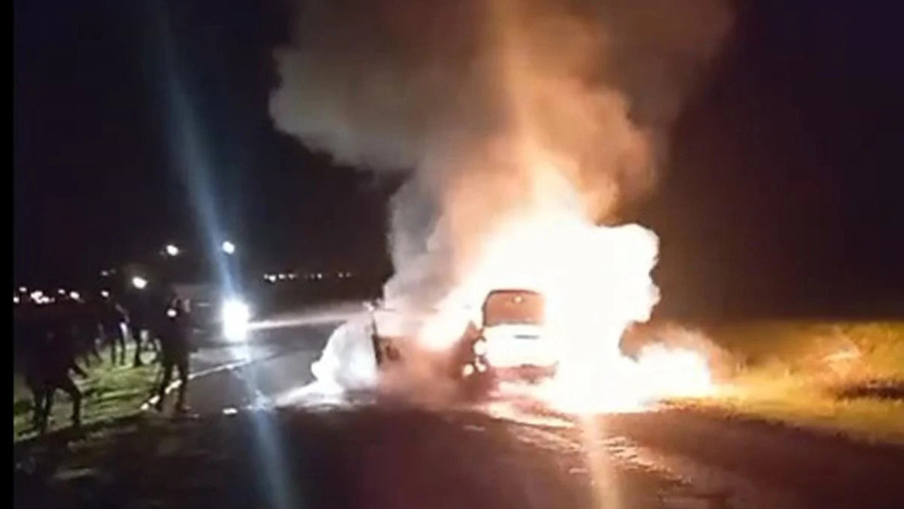 Seyir halindeki otomobil alev aldı: 5 kişi son anda kurtuldu