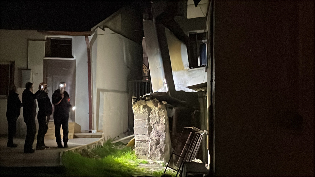 Sivas’ta iki katlı evde çökme paniği: Bina tahliye edildi