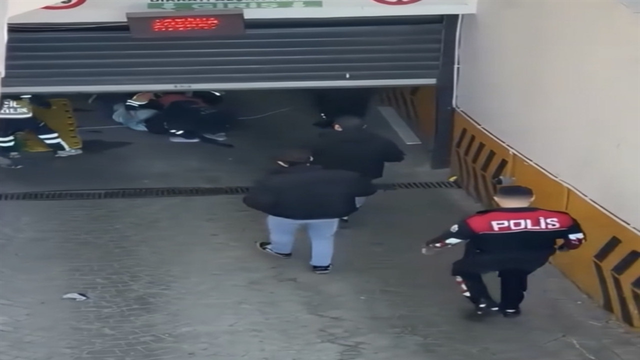 Tamir ettiği kepenk başına düştü: İşçi ağır yaralandı