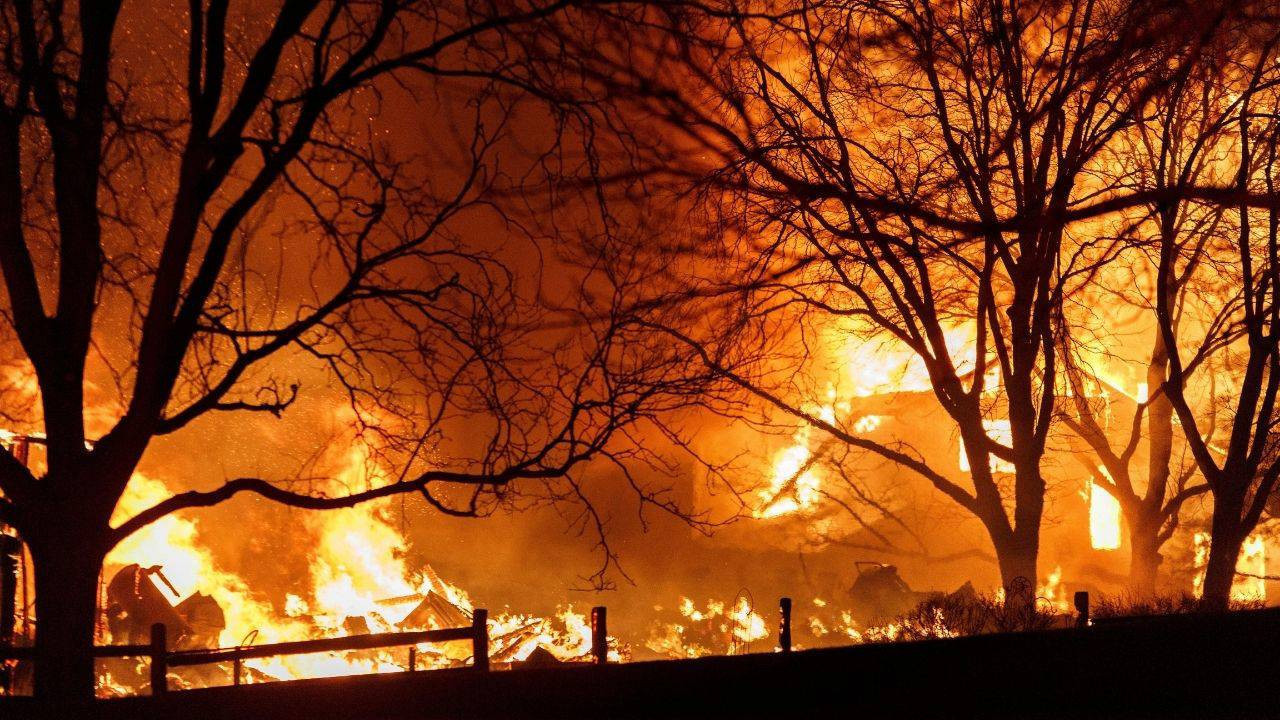 ABD’de yangın felaketi: 120’den fazla ev kül oldu