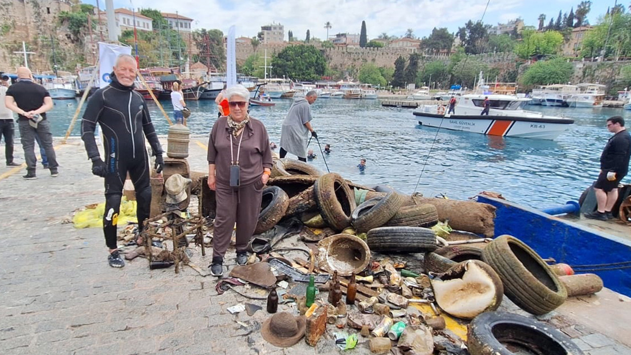 Antalya’da dev temizlik operasyonu: 38 dalgıç suyun altından 5 ton atık çıkardı