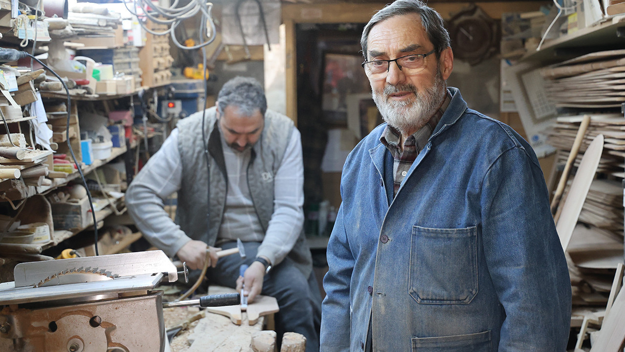 Baba oğul plastiğe karşı ahşap ustalığını yaşatıyor