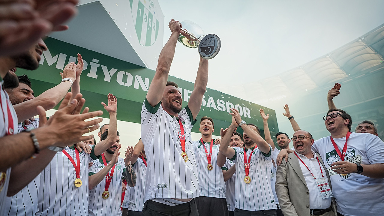 Bursaspor şampiyonluk kupasını kaldırdı