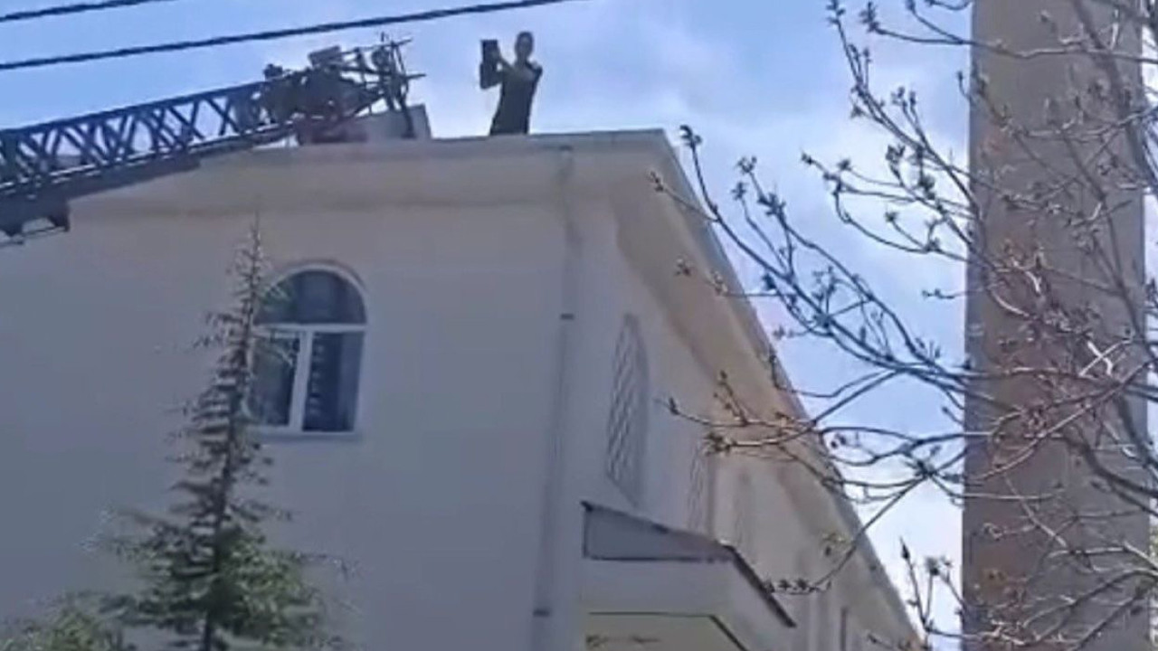 Camiden gelen sesler köylüyü harekete geçirdi: Çatıda dakikalarca kurtarılmayı bekledi
