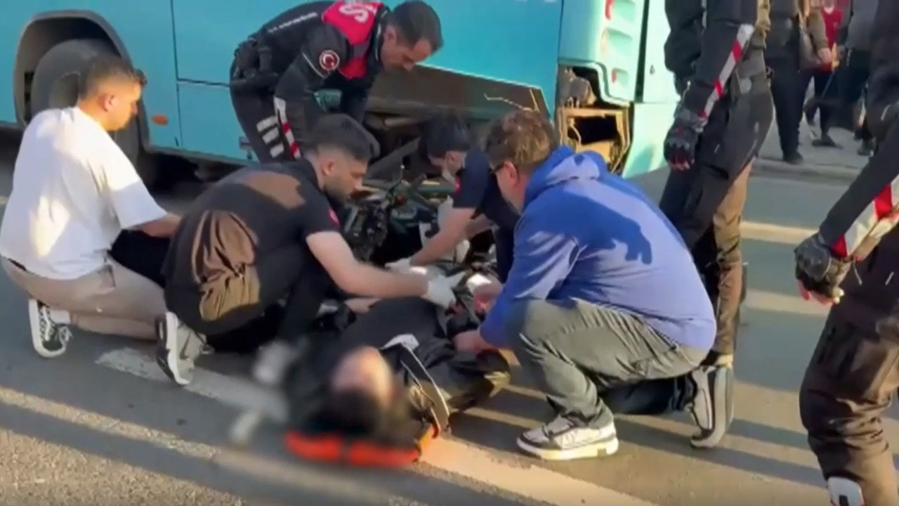 Durakta facia: Motosiklet halk otobüsüne çarptı: 2 yaralı