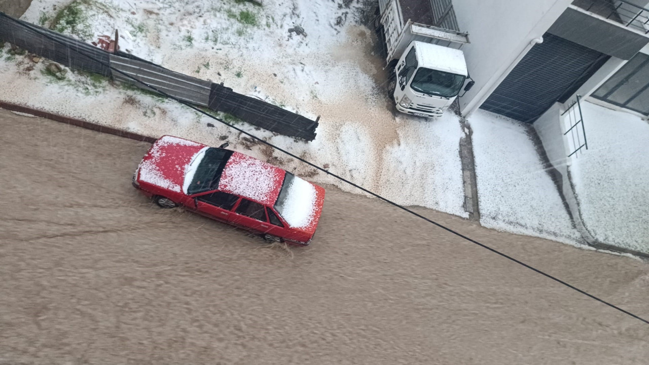 Elazığ’da dolu yağışı etkili oldu, kent beyaza büründü