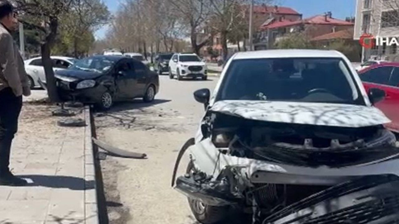 Erzincan’da korkutan çarpışma... Araçlar metal yığınına döndü: 3’ü çocuk 6 yaralı