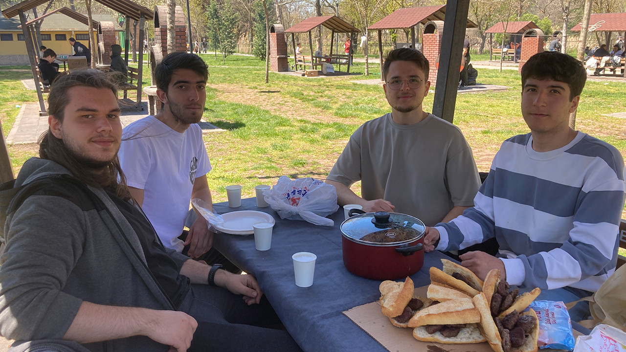 Eskişehir’de gençler gezinin ardından mangalda buluştu
