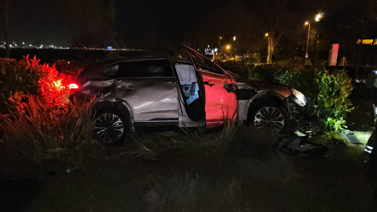 Fatih’te kontrolden çıkan otomobil parka uçtu: Taklalar attı