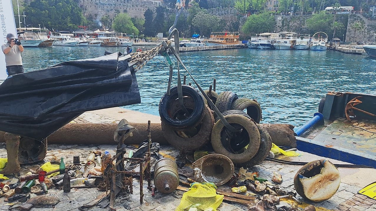 Gizli tehlike ortaya çıktı: Kaleiçi Limanı’ndan 5 ton çöp çıkarıldı