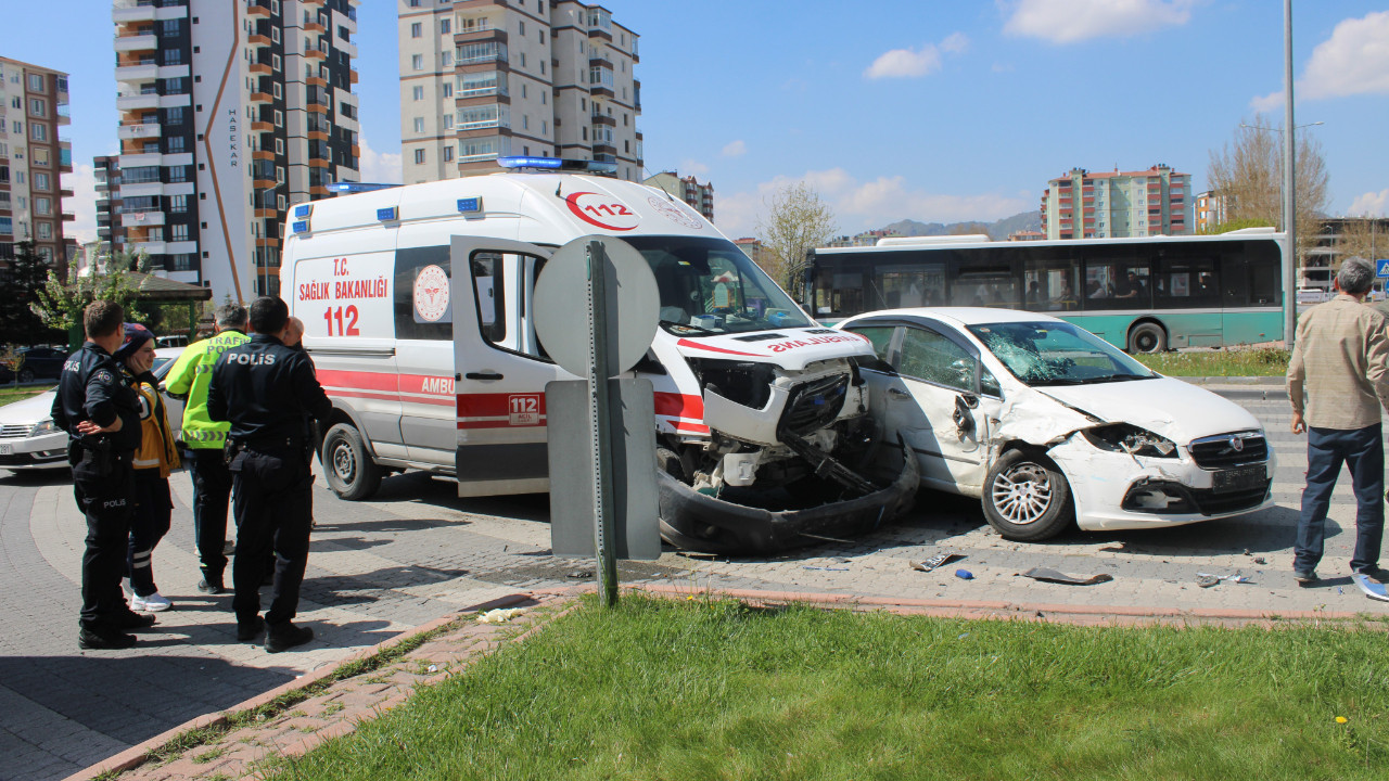 Hasta taşıyan ambulansla otomobil çarpıştı: 1'i sağlık personeli, 2 kişi yaralandı